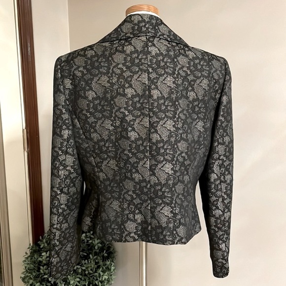 LE SUIT floral lace like print black grey, rounded pleated collar open front 14 - Picture 11 of 13